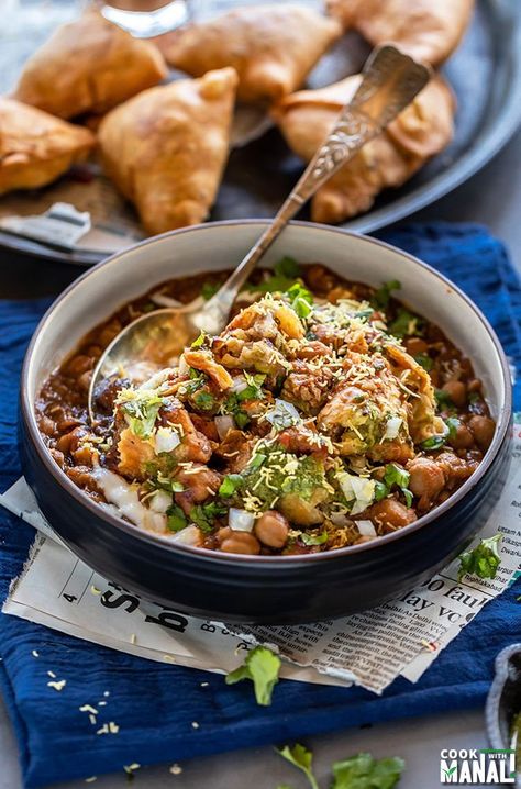 Samosa Chaat Black Chickpeas, Samosa Chaat, Indian Street Food Recipes, Japanese Street Food, Easy Salad, Chaat Recipe, Thai Street Food, Indian Street, Chickpea Curry