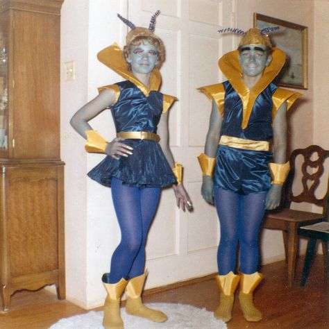 martian costumes, ca. 1960. "The notation on the back of the photo states that they won a costume contest at a dance club." Martian Costume, Space Costumes, Vintage Halloween Photos, Halloween Memes, Alien Costume, Vintage Halloween Costume, Fantasias Halloween, Theme Halloween, Family Halloween Costumes