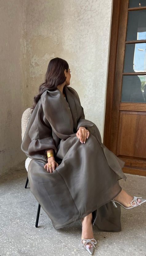 Modest Fashion Abaya, Fashion Abaya Style, Abaya Aesthetic, Abaya Inspiration, Khaleeji Aesthetic, Khaleeji Abaya, Elegant Abayas, Fashion Abaya, Abaya Fashion Dubai