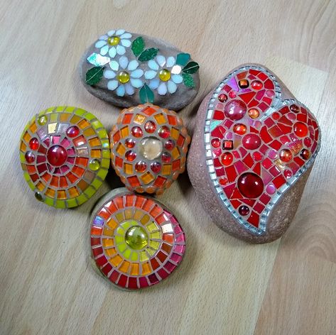 Decorative Rocks, Mosaic Rocks, Mosaic Flower Pots, Mandala Painted Rocks, Mosaic Garden Art, Mosaic Art Projects, Mosaic Tile Art, Mandala Design Pattern, Mosaic Artwork