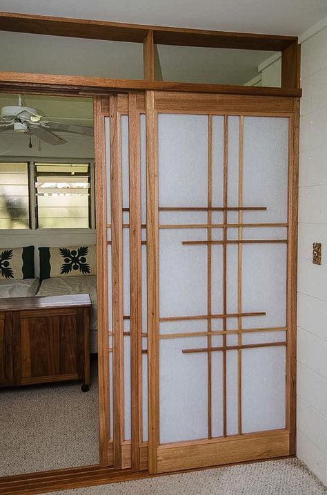 Modern Interior Sliding Doors, Japanese Doors Sliding, Izakaya Design, Japanese Gates, Japanese Style Sliding Door, Shoji Screen Doors, Shoji Screen Room Divider, Shoji Sliding Doors, Japanese Sliding Doors