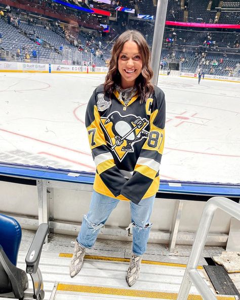 19 Hockey Game Outfits: What to Wear to a Hockey Game? Womens Hockey Jersey Outfit, Hockey Sweater Outfit, Women’s Hockey Jersey Outfit, Bruins Game Outfit Women, Balmer Jacket Outfits, Golden Knights Outfit, Women’s Hockey Game Outfit, Style Hockey Jersey, Womens Hockey Game Outfit