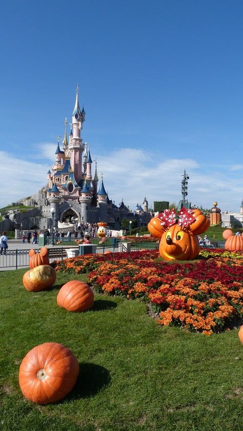 Halloween at Disneyland Paris Zpt Background, Halloween At Disneyland, Disney World Halloween, Paris Autumn, Paris Disneyland, Disney Universal Studios, Disneyland Halloween, Disney Paris, Utah Hikes