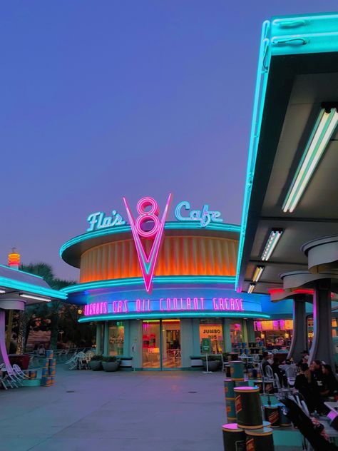 Flo’s V8 Cafe, Disneyland Main Street Aesthetic, Disneyland Snacks, Disneyland Main Street, Descendants Dr, Disneyland Food, Disneyland Pictures, New Retro Wave, Cars Land