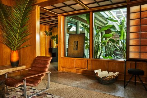 Shoji Screen Doors, Kelly Wearstler Interiors, Raw Decor, Cognac Leather Sofa, Sofas Vintage, Malibu Surf, Beachfront Cottage, Malibu Beach House, Malibu Beach