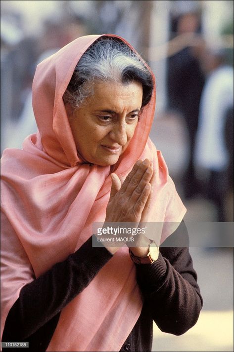 Indira Gandhi in India on September 25, 1980 - Mrs - Indira Gandhi, Prime Minister of India, 1966-77 and 1980-84 - She was assassinated. Indira Gandhi Pictures, Gandhi Pictures, Best Portrait Photography, Mother India, Rajiv Gandhi, Quotes Family, Indira Gandhi, Lose Lower Belly Fat, Lower Belly Fat