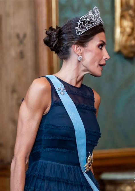 Lovers Knot Tiara, Queen Wilhelmina, Queen Of Sweden, Beautiful Tiaras, Royal Tiaras, Princess Elizabeth, Spanish Royal Family, Letizia Of Spain, Crown Princess Victoria