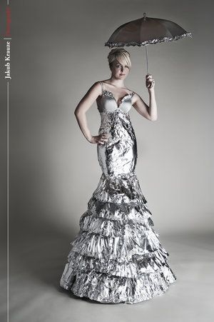 12 New Uses for Aluminum Foil Dresses Made From Recycled Materials, Recycled Gown, Foil Dress, Recycled Costumes, Trash Fashion, Crazy Dresses, Recycled Dress, Attractive Dresses, Paper Fashion