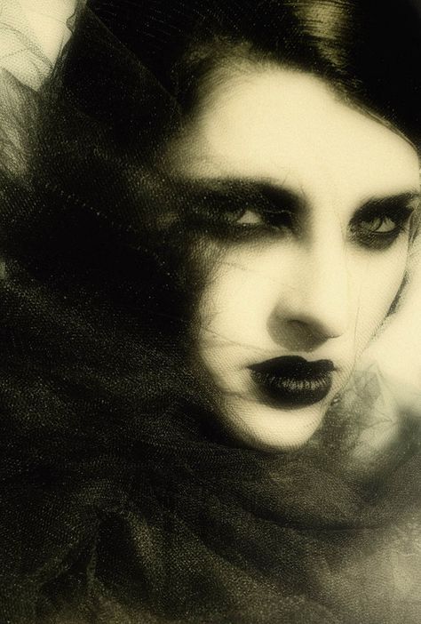 사진 촬영 포즈, Gothic Beauty, Vintage Portraits, Dark Photography, Dark Beauty, White Photo, Pics Art, Vintage Beauty, Photography Inspo