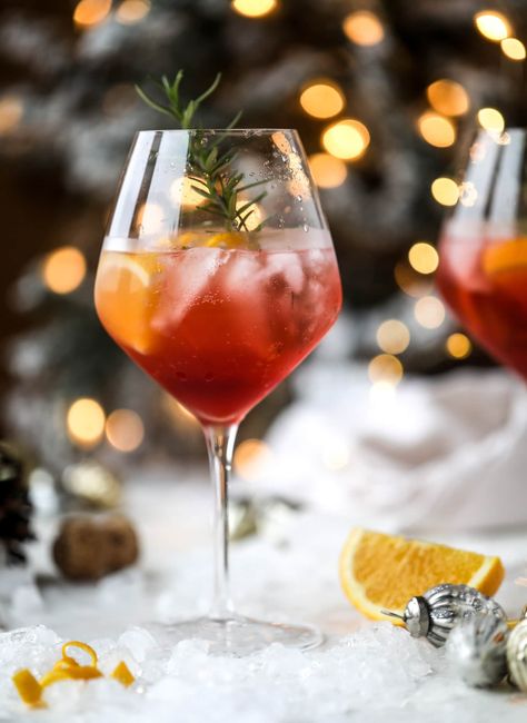 Winter Aperol Spritz Cocktail - A Winter Aperol Spritz Winter Aperol Spritz, Cocktail Aperol Spritz, Spritz Aperol, Spritz Cocktail, Gin Fizz, Festive Cocktails, Festive Drinks, Winter Drinks, Club Soda