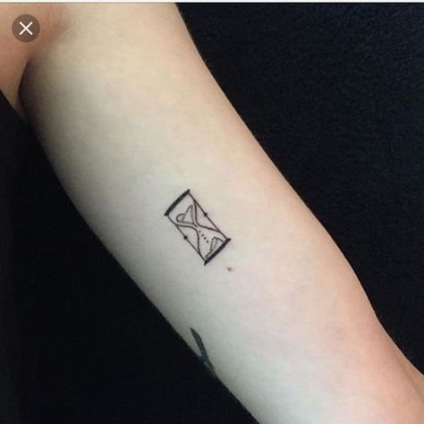 Hour Glass Tattoo Minimalist, Minimal Hourglass Tattoo, Small Hour Glass Tattoo, Time Glass Tattoo, Small Hourglass Tattoo, Hourglass Tattoo Meaning, Hour Glass Tattoo Design, Glass Tattoo, Hourglass Tattoo