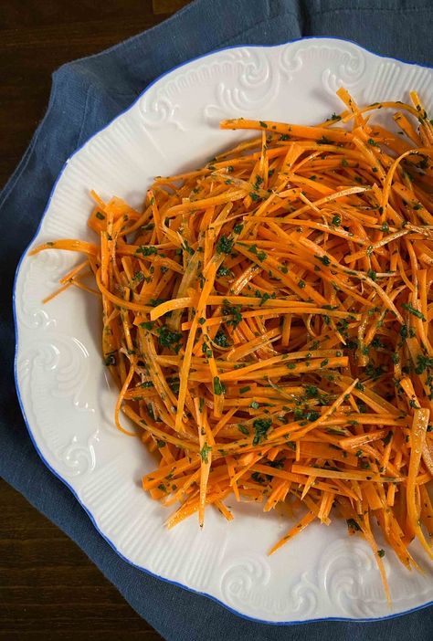 Carottes Râpées (Parisian Carrots Vinaigrette) — Cooks Without Borders Parisian Carrots, Vegan French Recipes, Grated Carrot Salad, French Appetizers, Lemon Vinaigrette, Carrot Salad, Fresh Broccoli, Healthy Veggies, Vegetarian Meals