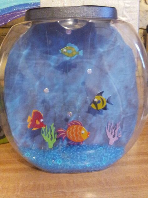 Fish tank Valentine box. Made from an empty Tide pods container... Tide Pods Container, Diy Valentines Box, Valentine Boxes For School, Kids Valentine Boxes, Valentine Card Box, Valentine Boxes, Valentine Mailbox, Tide Pods, Valentine Day Boxes