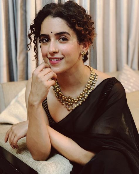 Modern & Stylish Curly Hairstyles For Brides - ShaadiWish Hair With Saree, Smudged Liner, Hairstyle For Curly Hair, Liquid Cat, Black Sari, Natural Dramatic, Eyeshadow Matte, Saree Hairstyles, Indian Sari Dress