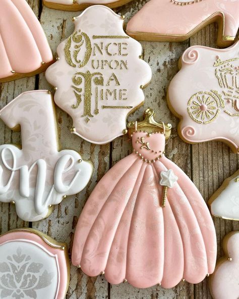 Heart Sugar Cookies, Fairytale Baby Shower, Floral Cookies, Heart Sugar Cookie, I Smile, Candy Bar, Sugar Cookies, Make Me Smile, Sugar Cookie