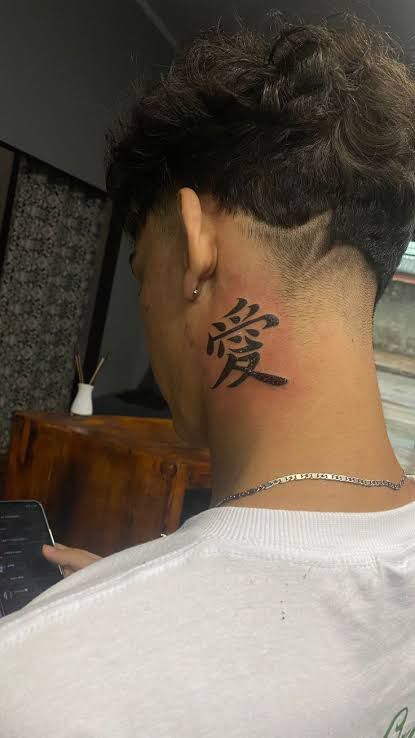 Garra Tattoo Design, Anime Neck Tattoos For Men, Gaara Neck Tattoo, Naruto Neck Tattoo, Garra Naruto Tattoo, Neck Japanese Tattoo, Gaara's Tattoo, Kanji Neck Tattoo, Gaara Love Tattoo