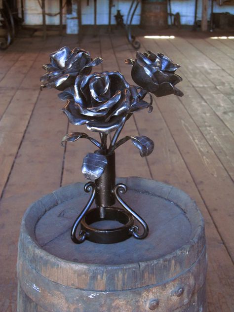 forged roses Red Cabin, Hantverk Diy, Metal Roses, Iron Rose, Blacksmith Projects, Metal Tree Wall Art, Iron Candle, Steel Art, Iron Work