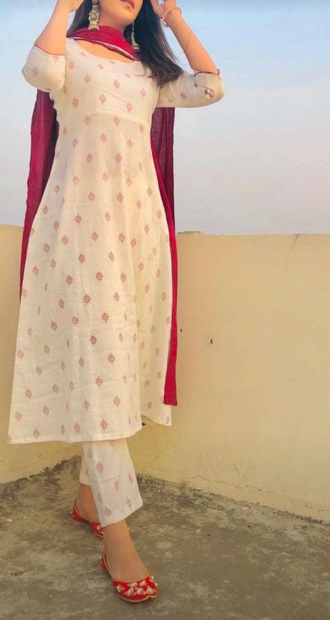 Stylish Kurtis Design, Trendy Outfits Indian, Simple Kurta Designs, Simple Kurti Designs, Casual Indian Fashion, Desi Fashion Casual, Long Kurti Designs, Salwar Kamiz, Traditional Indian Outfits