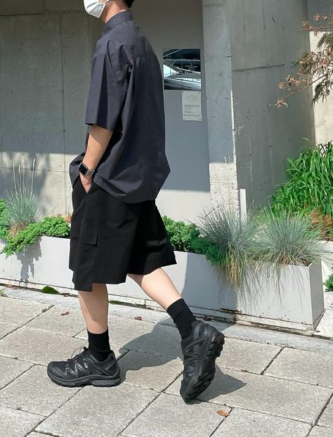 Running Sneakers Outfit, Outfit Cowok, Salomon Xa Pro 3d, Japanese Mens Fashion, Outfit Korean Style, Mens Shorts Outfits, Techwear Fashion, Japan Outfit, Teen Boy Outfits