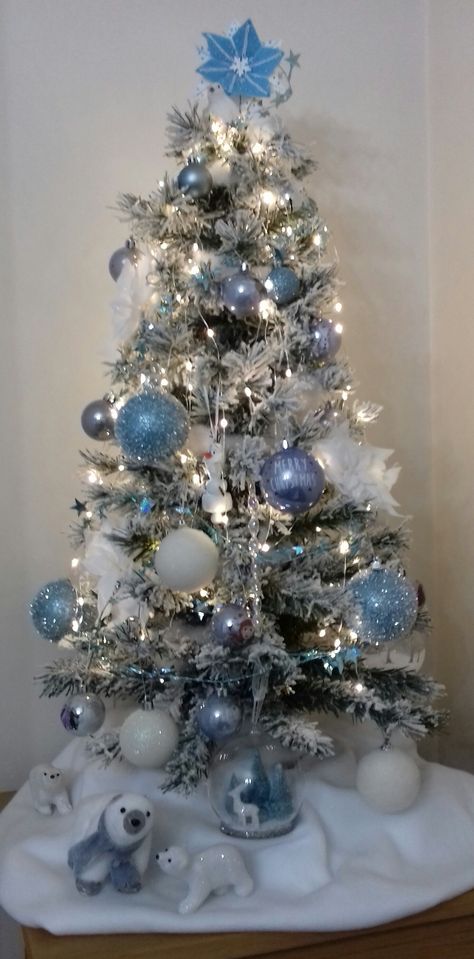 Changed the red decorations to blue this year for a frozen frosty look Frozen Inspired Christmas Tree, Frozen Themed Christmas Tree, Frozen Theme Christmas Tree, Frozen Christmas Tree Decorations, Frozen Tree, Frozen Christmas Tree, Red Decorations, Themed Christmas Tree, Frozen Christmas