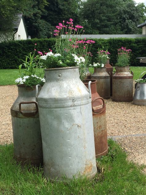 Old Milk Cans, Milk Churn, Milk Cans, Country Farmhouse, Backyard Decor, Driveway, Coffee Bar, Garden Ideas, Trailer