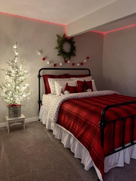 Christmas Bedroom Red And White, Christmas Bedroom Ideas Simple, Bedroom Chirstmas Decor, Christmas Bedroom Ideas Aesthetic, Christmas Bedroom Simple, Christmas Ideas Bedroom, Bedroom Ideas For Christmas, Christmas Bedrooms Decor, Christmas Bedroom Ideas For Teens