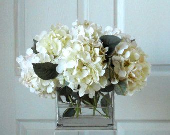 Modern Flower Arrangements Centerpieces, French Room, Cream Hydrangea, Room Flowers, Hydrangea Arrangement, Bouquet Centerpiece, Shower Flowers, Hydrangea Centerpiece, Hydrangea Arrangements