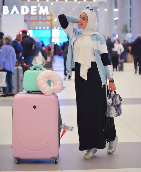 Helm Bogo, Hijab Clothes, Traveling Style, Luxury Sideboard, Egypt Fashion, Hijabi Fits, Airport Outfits, Hijab Designs, Outfit Options