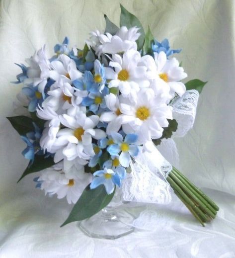 Cosmos Wedding Bouquet, Cosmos Wedding, Daisy Wedding Theme, Flower Hacks, Daisy Bridal Bouquet, Bellas Wedding, Daisy Bouquet Wedding, Blue Cosmos, Bridal Bouquet White