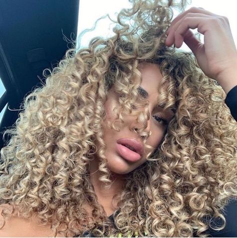 Dyed Curly Hair Blonde, Honey Blonde Curly Hair Black Women, Caramel Curly Hair Honey Natural Curls, Ash Blonde Curls, Blonde Natural Curly Hair, Blonde Afro Hair, Light Blonde Curly Hair, Ash Blonde Curly Hair, Balayage Curly Hair Natural Curls