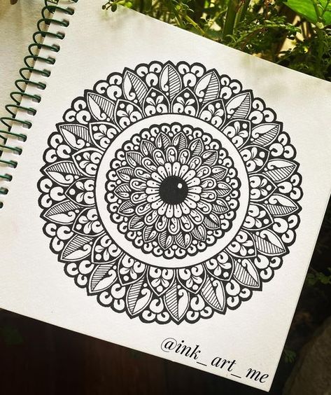 Christmas Mandala Art, Small Mandalas, Mandala Sketch, Mandala Drawings, Diy Mandala, Mandala Book, Mini Mandala, Christmas Mandala, Mandala Doodle