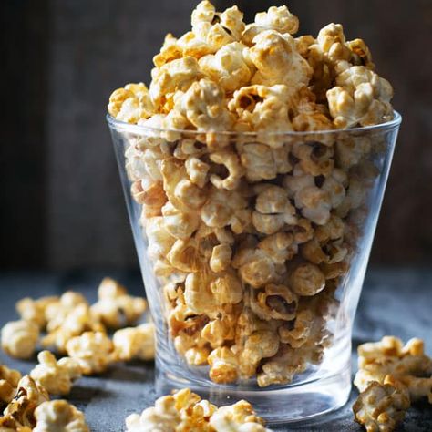 You can make caramel corn without using corn syrup! This easy recipe comes together in no time, with ingredients you already have in your kitchen. #homemade #caramelcorn #DIY #easyrecipes #copycatrecipe Vegan Butterbeer, Caramel Corn Easy, Watching Harry Potter, Homemade Caramel Corn, Crunchy Caramel, Popcorn Recipes Easy, Popcorn Recipes Caramel, Karo Syrup, Popcorn Balls