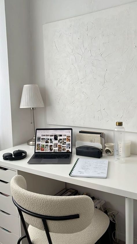 Monochromatic Desk Setup, Beauty Desk Ideas, Desk White Aesthetic, Desk Next To Bed Ideas, Desk Office Aesthetic, Desk Ideas For Bedrooms, Working Room Design, Aesthetic Study Desk Decor, Apartment Inspiration Modern