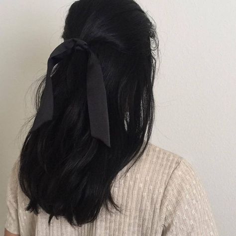 𝗽𝗶𝗻𝘁𝗲𝗿𝗲𝘀𝘁: 𝗵𝗼𝗻𝗲𝗲𝘆𝗷𝗶𝗻 ✩ Black Hair Aesthetic, Hair Tutorials, Grunge Hair, Dream Hair, Aesthetic Hair, Medium Hair, Black Bow, About Hair, Gorgeous Hair