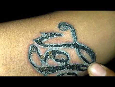 How Long Does It Take For A Tattoo To Heal? | AuthorityTattoo Tattoo Healing Stages, Tattoo Scabbing, Tattoo Healing Process, Infected Tattoo, Tattoo Healing, Learn To Tattoo, Organic Tattoo, Healing Tips, Armband Tattoo Design