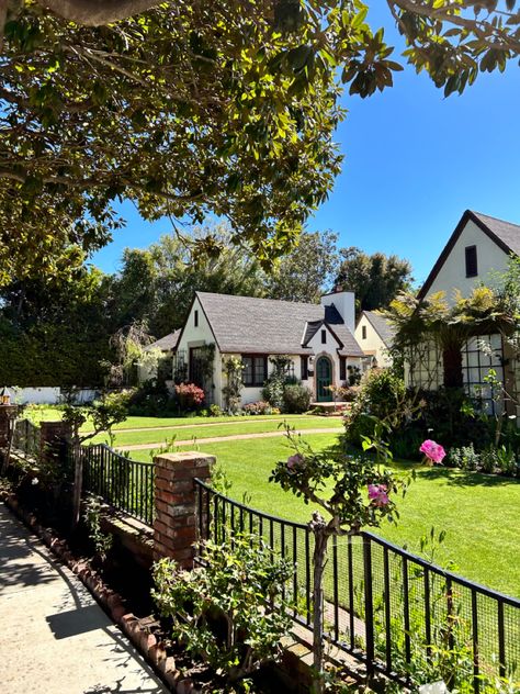 Cute cottage home in California Santa Monica Neighborhood, Santa Monica Aesthetic, Santa Monica House, Santa Monica Houses, Home Idea, Gratitude List, Santa Monica Beach, Hollywood Homes, Santa Monica California