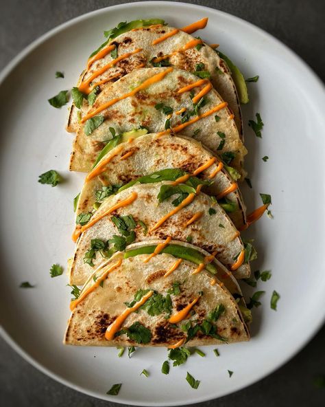 Mini Quesadilla Recipes, Quesadilla Plating, Mini Quesadillas Appetizers, Quesadilla Aesthetic, Mini Quesadillas, Go To Meals, Munster Cheese, Gastro Bar, Vegetarian Quesadilla