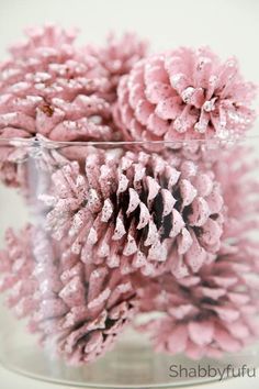 Shabby Chic Weihnachten, Winter Porch Decorations, Crafts Table, Painted Pinecones, Christmas Pine Cones, Winter Wonderland Baby Shower, Diy Pinecone, Pink Winter, Deco Originale