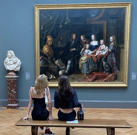 picture inspo, nyc life, summer ideas, museum pictures Art History Major, Museum Outfit, Paris Louvre, Museum Photography, Galleria D'arte, Academia Aesthetic, Insta Photo Ideas, Book Characters, Photography Inspo