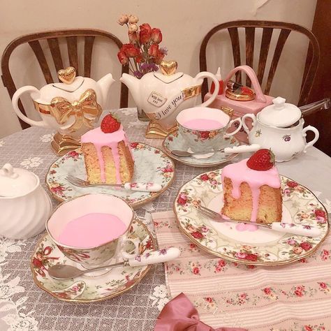 Pastel Cupcakes, Vintage Food, Think Food, Kawaii Food, Cute Desserts, Taffy, Croquettes, Cups And Saucers, Puddings