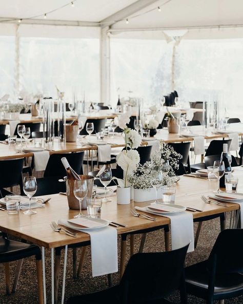 Black Wedding Table, Classic White Wedding, Black And White Wedding Theme, White Wedding Theme, Rooftop Wedding, Black And White Wedding, Neutral Wedding, Green Decor, Black Table