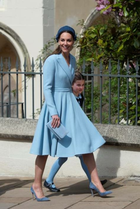 Princess Charlotte, Prince George and Mia Tindall steal the show at Easter Sunday service - live updates - Photo 16 Princesse Kate Middleton, Looks Kate Middleton, Prins William, Kate Middleton Outfits, Catherine Elizabeth Middleton, Princess Kate Middleton, Estilo Real, Catherine Middleton, Kate Middleton Style