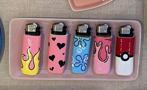 Painted Lighter Ideas, Painted Lighter Aesthetic, Clay Lighter Holder, Decorate Lighter, Lighter Paintings, Lighter Painting, Painted Lighters, Lighter Paintings Ideas, Diy Decorate Lighter