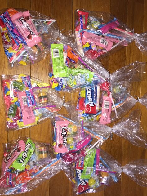 Goodie Bag Ideas For Sweet 16, Candy For Goodie Bags, Homecoming Goodie Bags, 13 Birthday Goody Bags, Hoco Goodie Bag Ideas, Bag Of Candy Aesthetic, Aesthetic Birthday Goodie Bags, Party Candy Bags Ideas Birthdays, Homecoming Goodie Bag Ideas