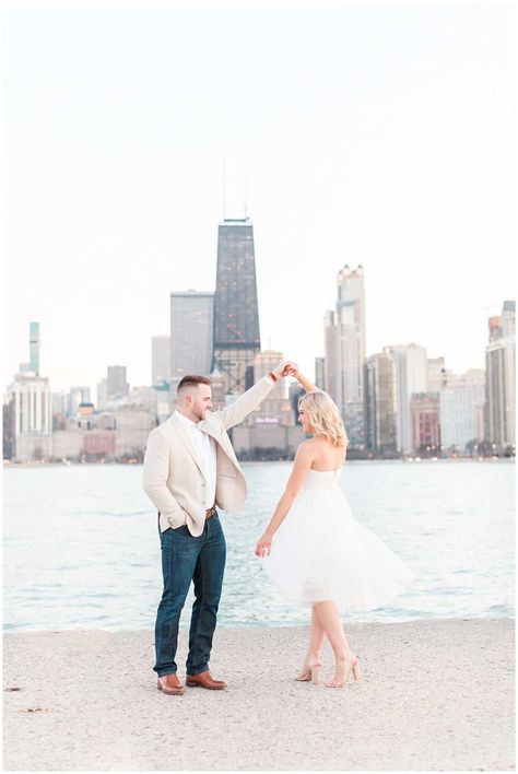 Skyline Engagement Photos, Chicago Engagement Pictures, Engagement Photos Chicago, Modern Engagement Photos, Chicago Engagement Photos, Engagement Session Posing, Engagement Photo Outfits Fall, Engagement Picture Outfits, Beach Engagement Photoshoot