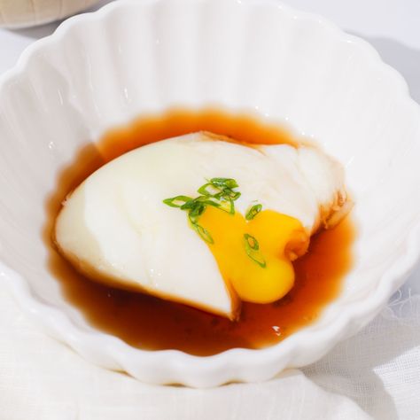 Japanese Eggs, Tamago Recipe, Onsen Tamago, Onsen Egg, Japanese Egg, Ramen Dishes, Japanese Hot Springs, Runny Eggs, Tiktok Food