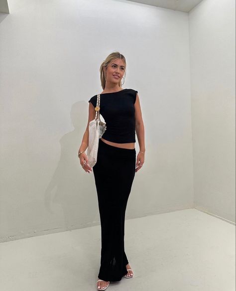 Low Waist Maxi Skirt Outfit, Running Outfits For Women Aesthetic, Black Summer Outfits Classy, Styling Black Maxi Skirt, Turtle Neck Top Outfits, Maxi Skirt Black Outfit, Tight Long Skirt Outfits, Black Long Skirt Outfit Summer, Black Silk Skirt Outfit Classy