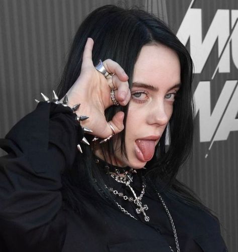 Billie Eilish 2019, Do I Love Her, Dance Workout Videos, Teen Fiction, Beauty Life Hacks Videos, Dream Hair, Beauty Life, Green Hair, Sweet Girls