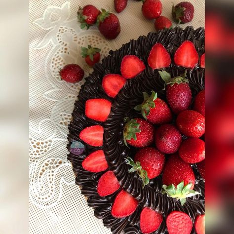 Wink & Wisk on Instagram: “One of my favourite cake 🍓❤️ Dark chocolate truffle with strawberries . . . . . #cakesofinstagram #chocolate #chocolateday #trufflecake…” Chocolate Cake With Strawberry Buttercream, Chocolate Kahlua Cake With Strawberry, Dark Chocolate Cake With Strawberries, Chocolate Cake Decoration Strawberry, Cake Dark Chocolate, Strawberry Dark Chocolate Truffle Cake, Dark Chocolate Truffles, Chocolate Day, Chocolate Truffle