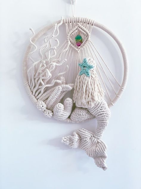 KashasFiberArt - Etsy Macrame Ocean, Mermaid Macrame, Macrame Sea, 3d Mermaid, Tutorial Macramé, Ocean Mermaid, Mermaid Crafts, Mermaid Wall Art, Flowing Hair